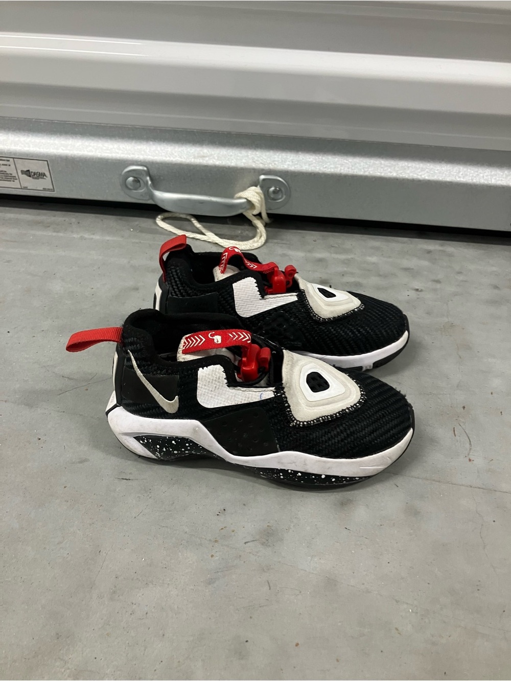 Nike little Kid's Lebron Soldier 14 GS Sneaker 11C